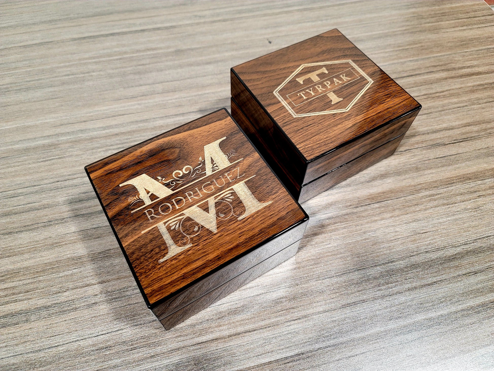 Personalized High Gloss Walnut or Cherry Wood Finish Cigar Ashtray Foldable Set - SIKARX