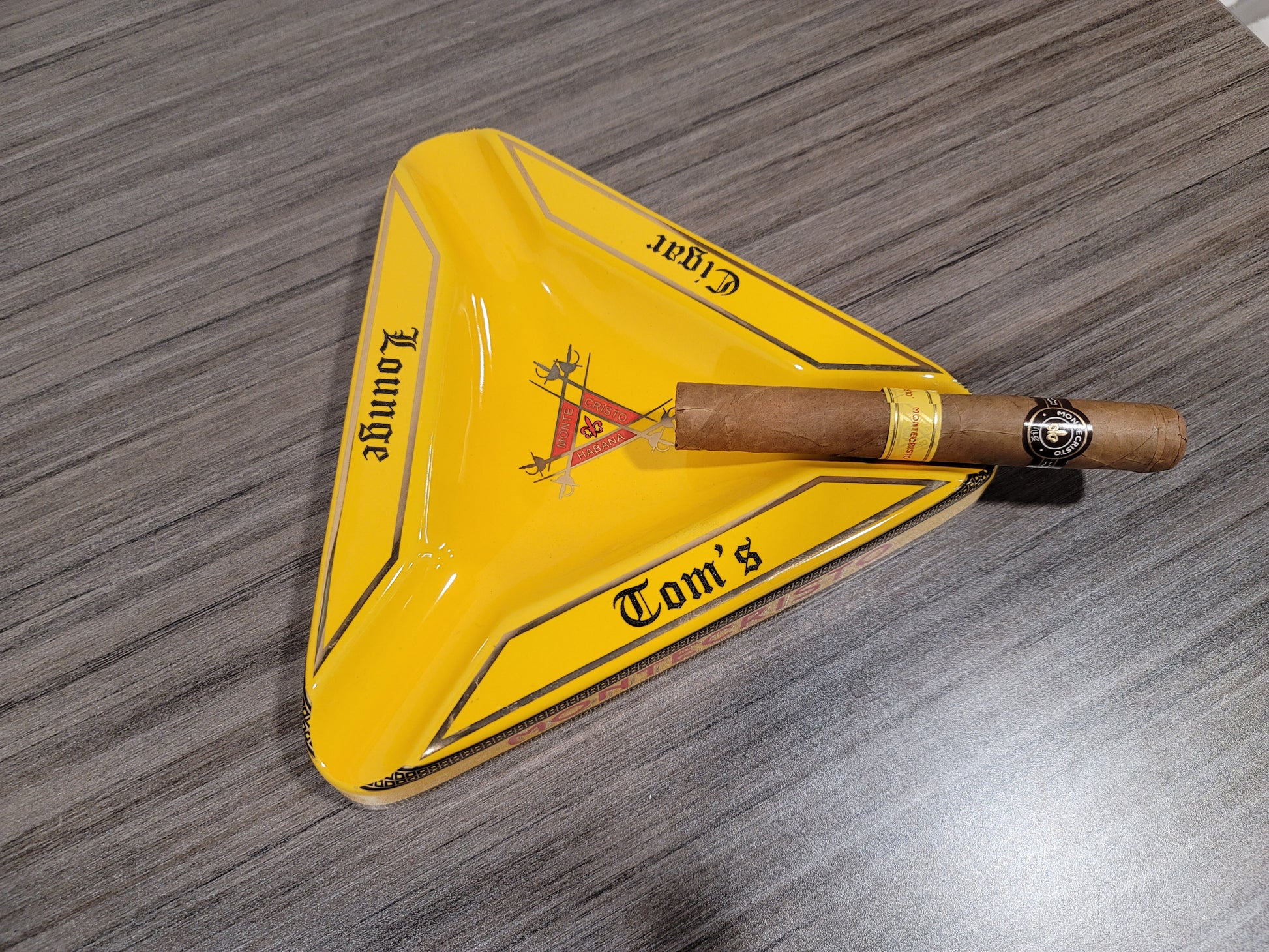 Stunning Triangle Montecristo Cigar Ashtray - SIKARX